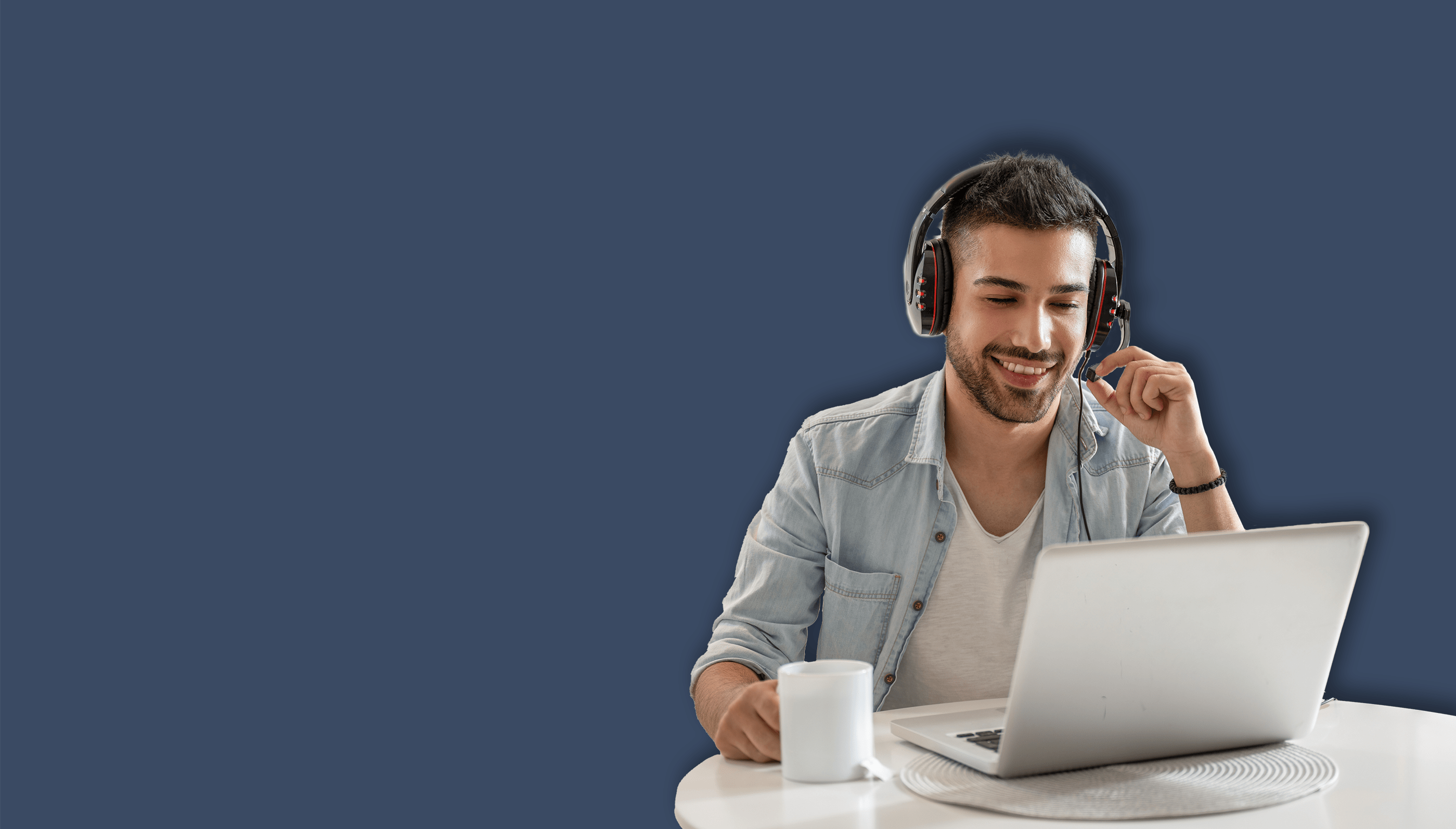 ragazzo lavora al computer