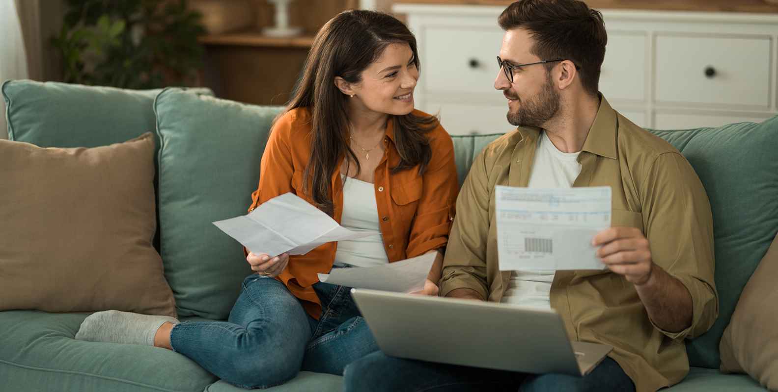 Ragazzo che cerca informazioni sul cellulare