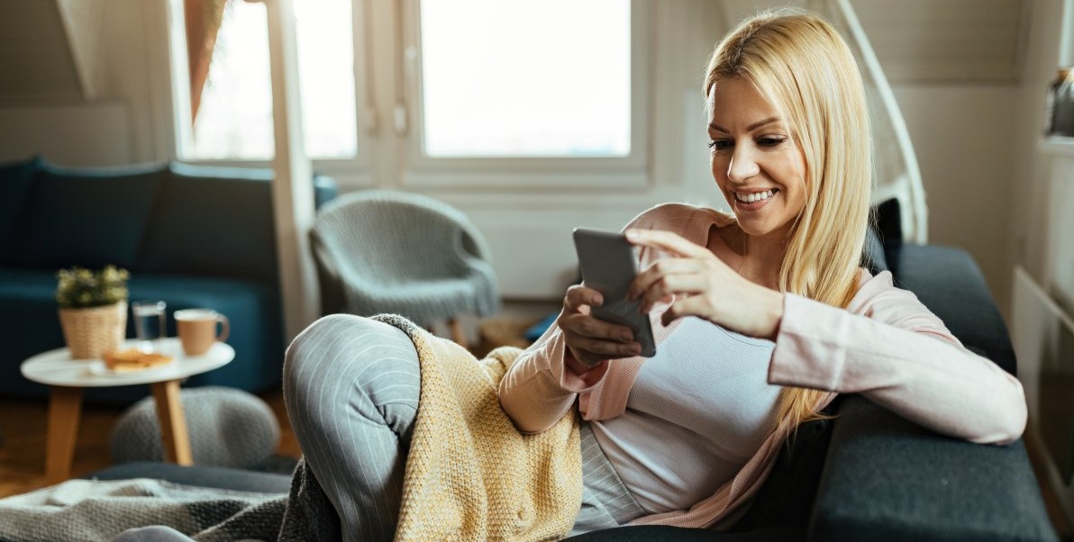 Ragazza che cerca informazioni sul cellulare