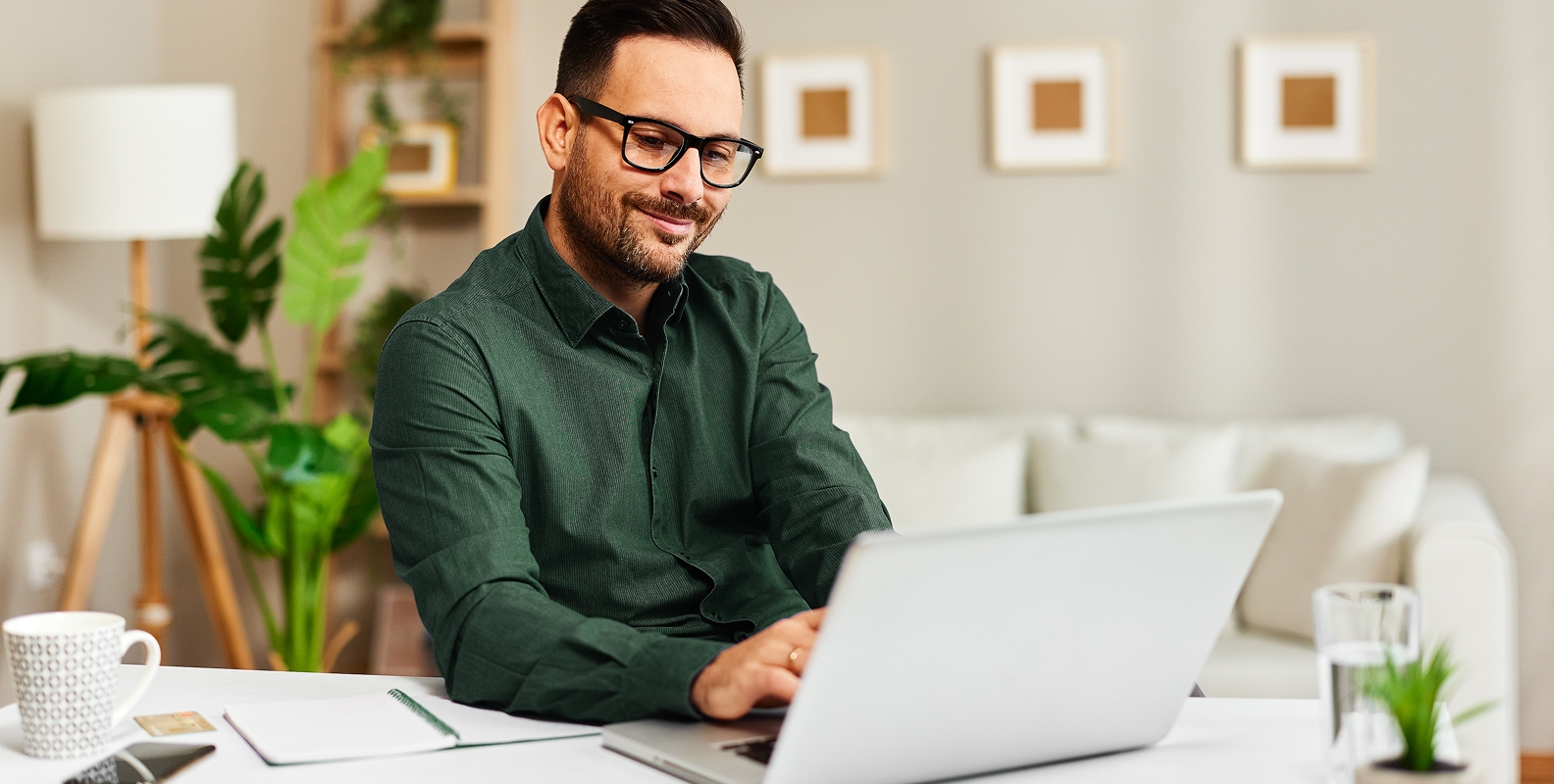 Ragazza che cerca informazioni sul cellulare