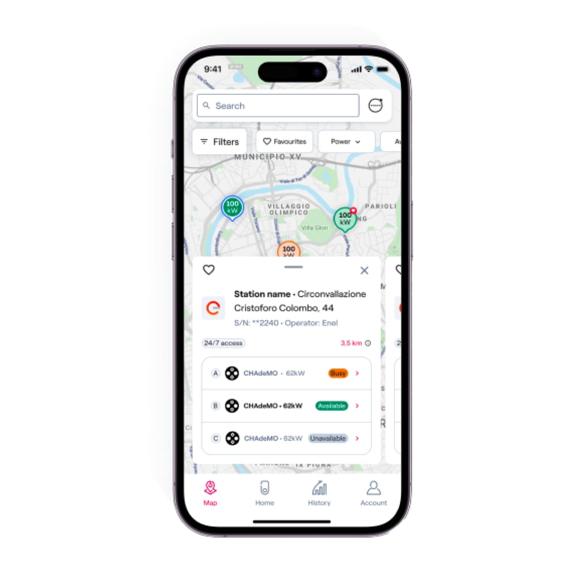 Un'immagine raffigura uno smartphone iPhone con lo schermo che mostra l'app posto accanto a una colonnina di ricarica per auto elettriche.