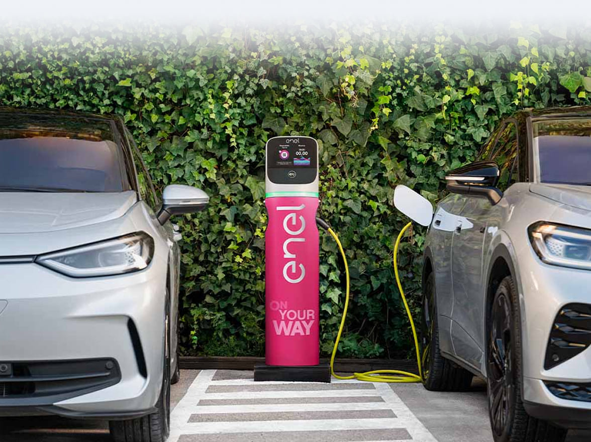 immagine con due macchine in ricarcia con una conolonina enel ex way