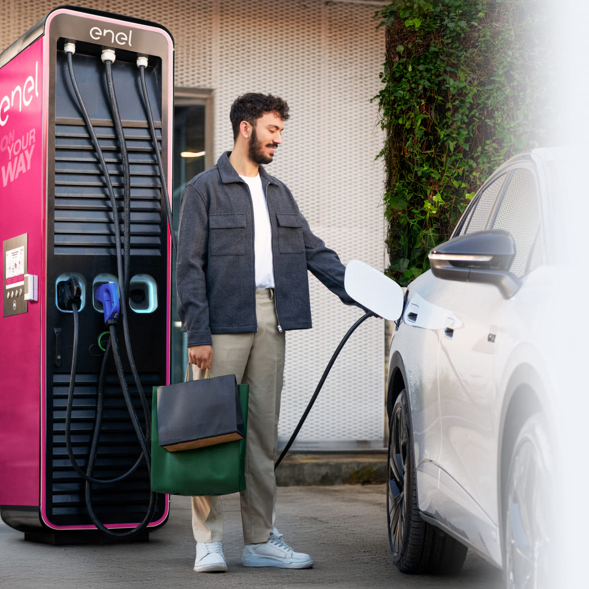 immagine di un ragazzo che ricarica l'auto con waypump