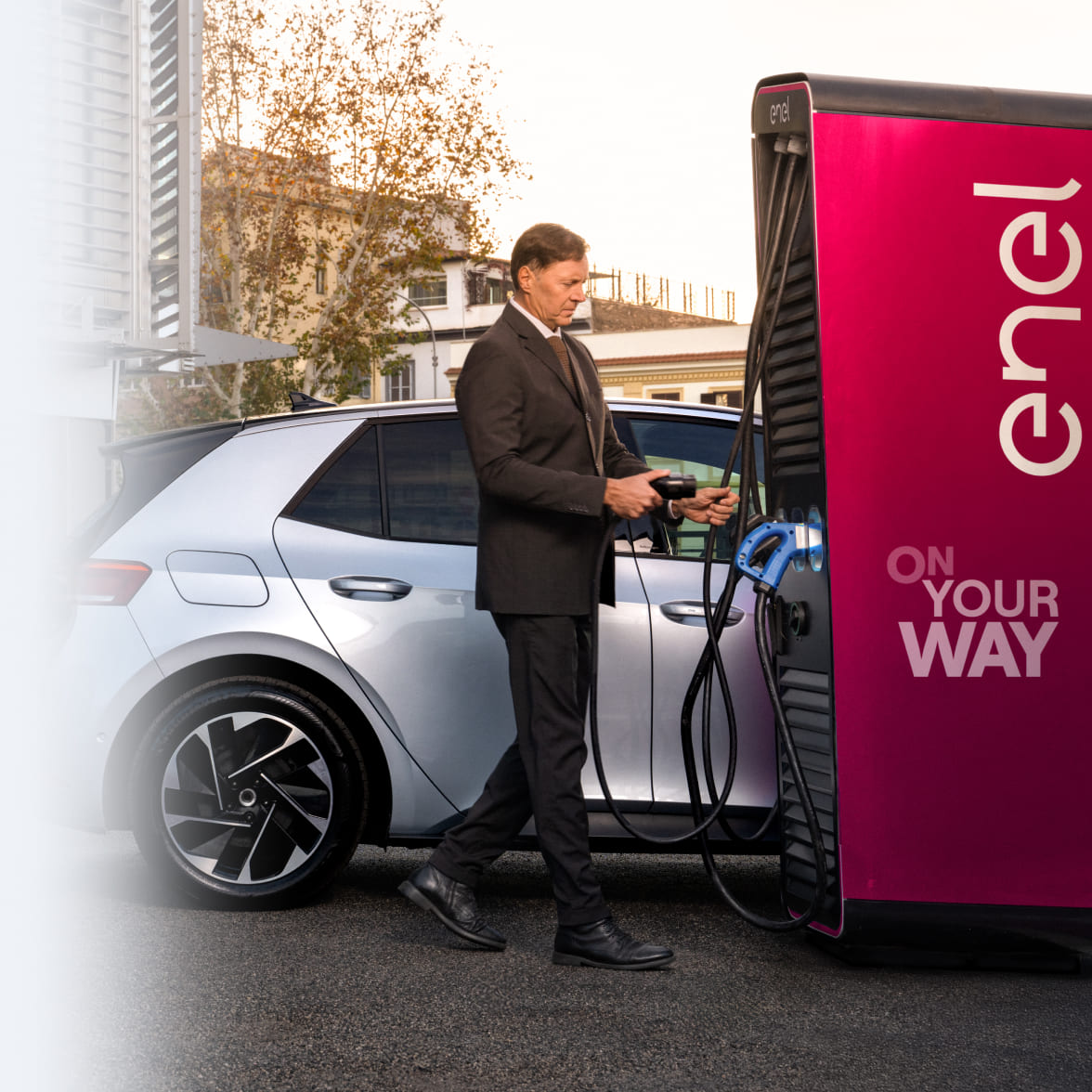 immaginie signore di fianco ad una macchina grigia che si approccia alla stazione waypump