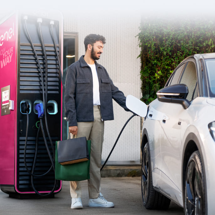 immagine di un ragazzo che ricarica l'auto con waypump