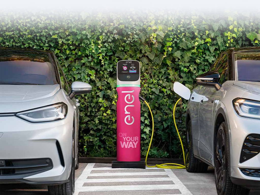 immagine con due macchine in ricarcia con una conolonina enel ex way