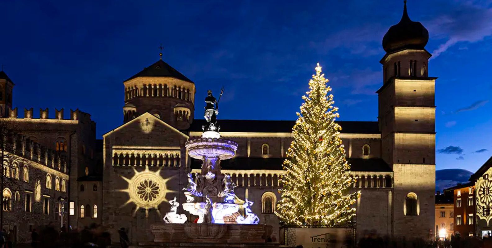 Luci di Natale 2023 a Assisi, Como, Gragnano e Trento