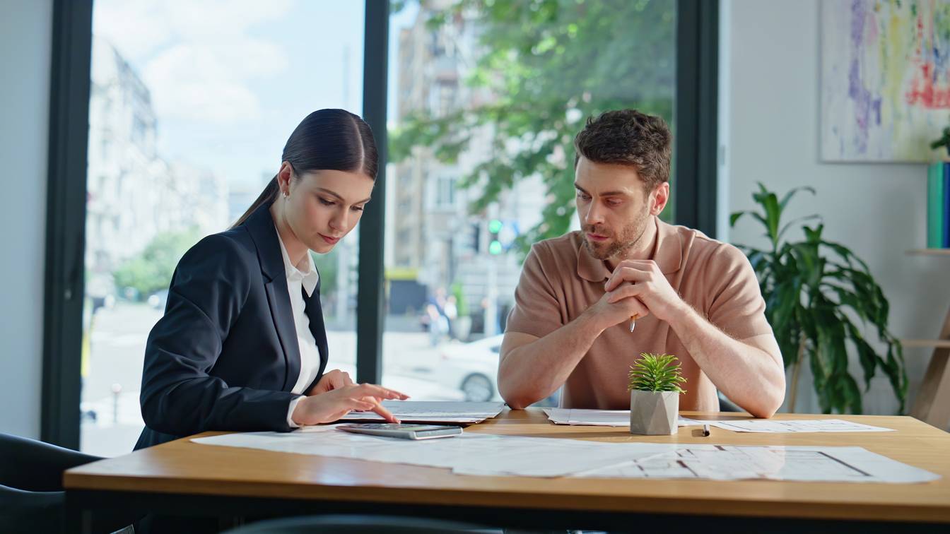 Business partner uomo e donna che lavorano insieme alla scrivania
