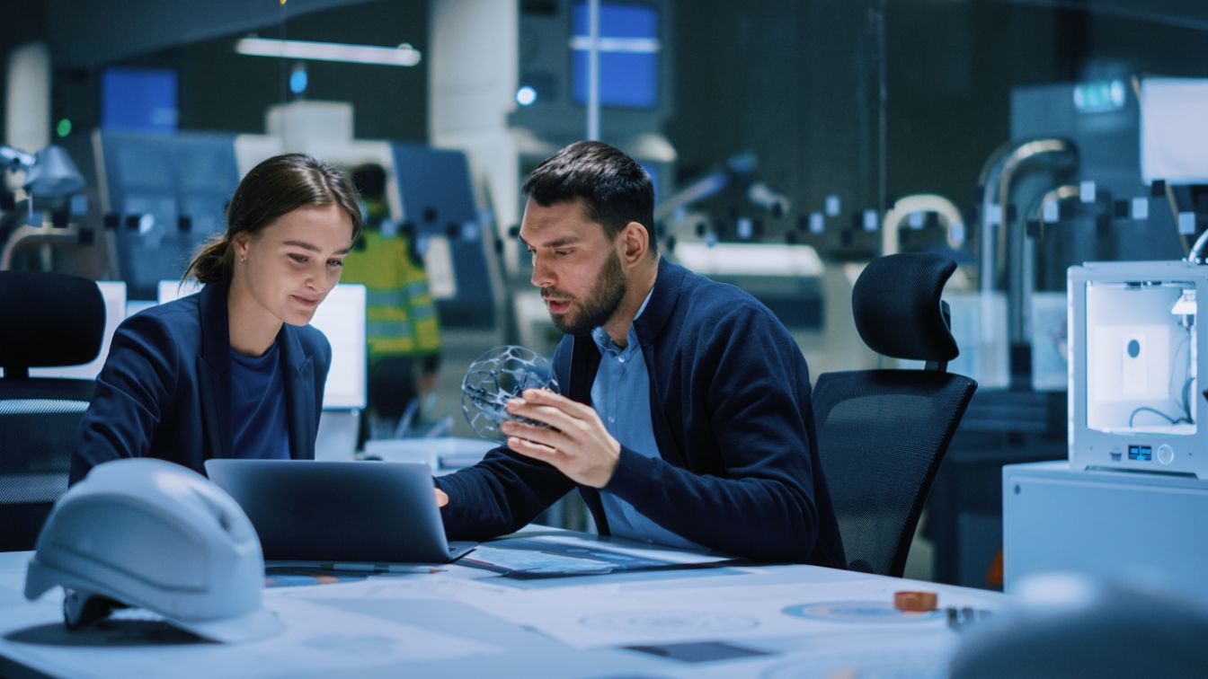 Industry 4.0: Chief Engineer tiene il meccanismo e lo mostra al designer femminile