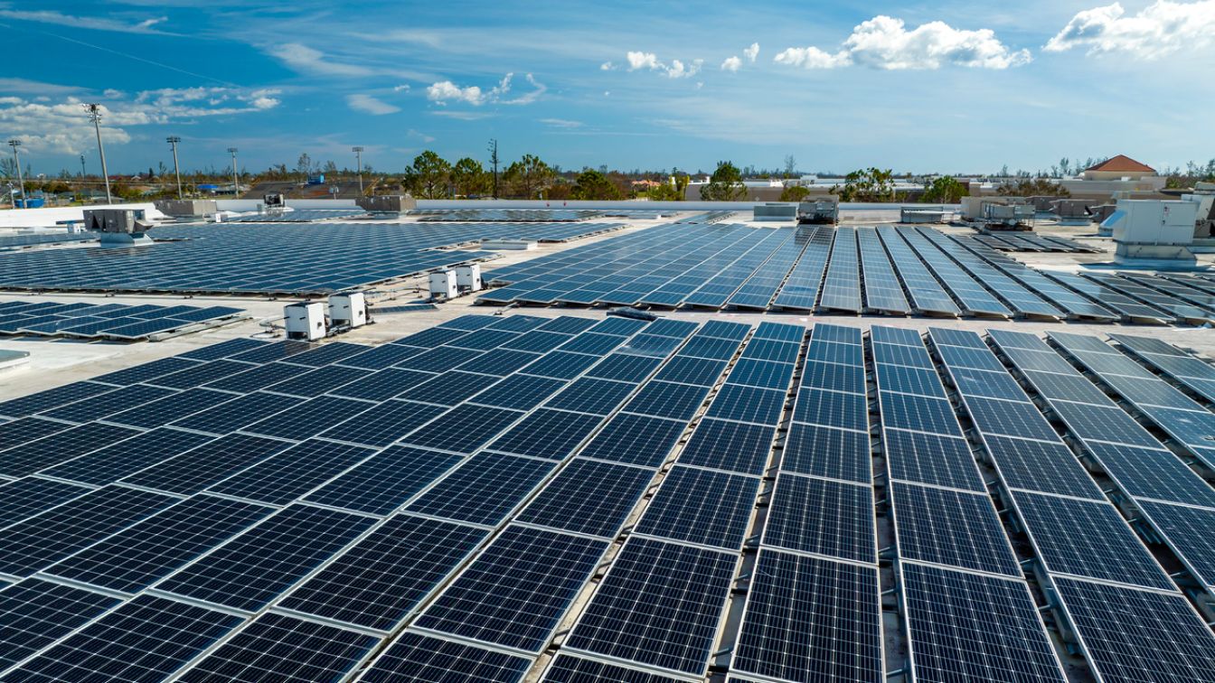 Vista aerea dei pannelli solari fotovoltaici sul tetto dell'edificio industriale