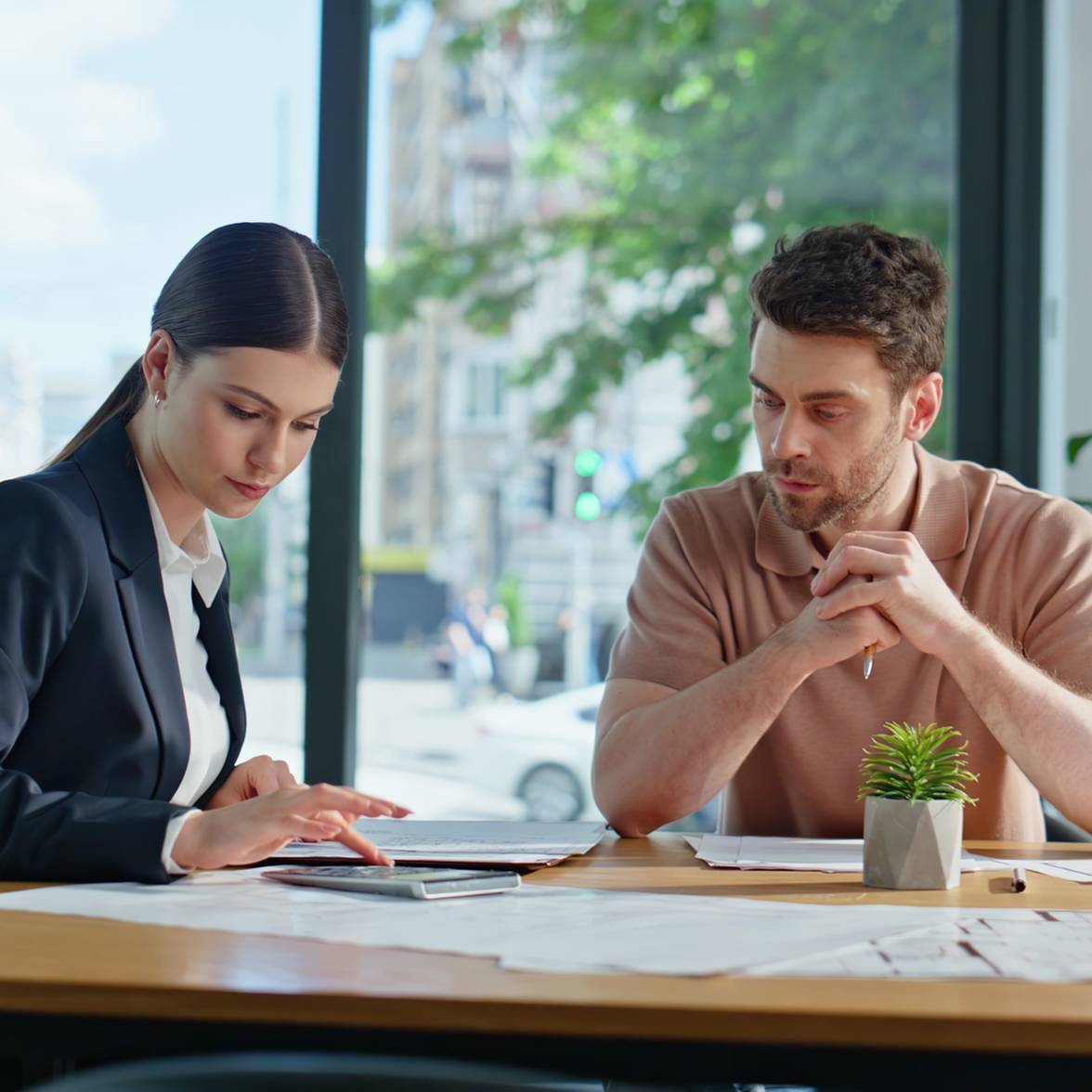 Business partner uomo e donna che lavorano insieme alla scrivania