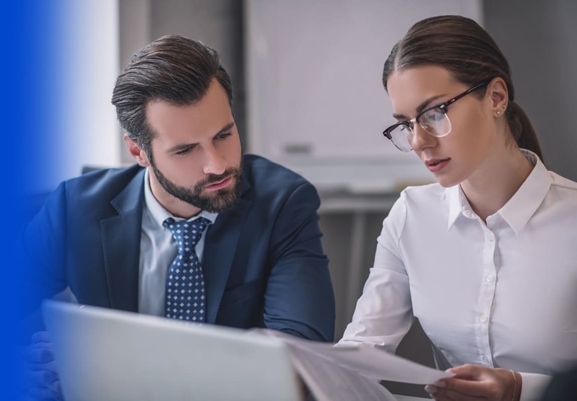 colleghi in ufficio controllano documenti