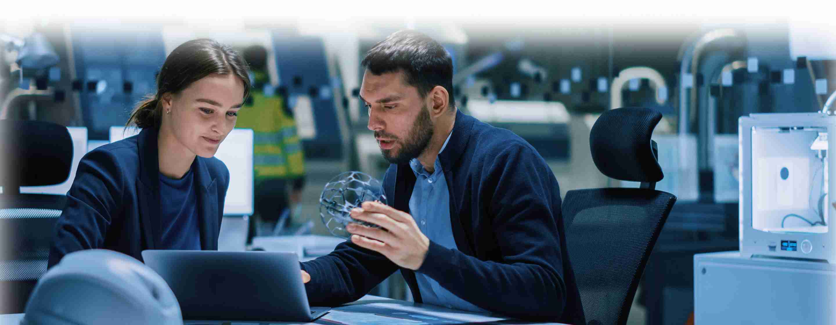 Industry 4.0: Chief Engineer tiene il meccanismo e lo mostra al designer femminile