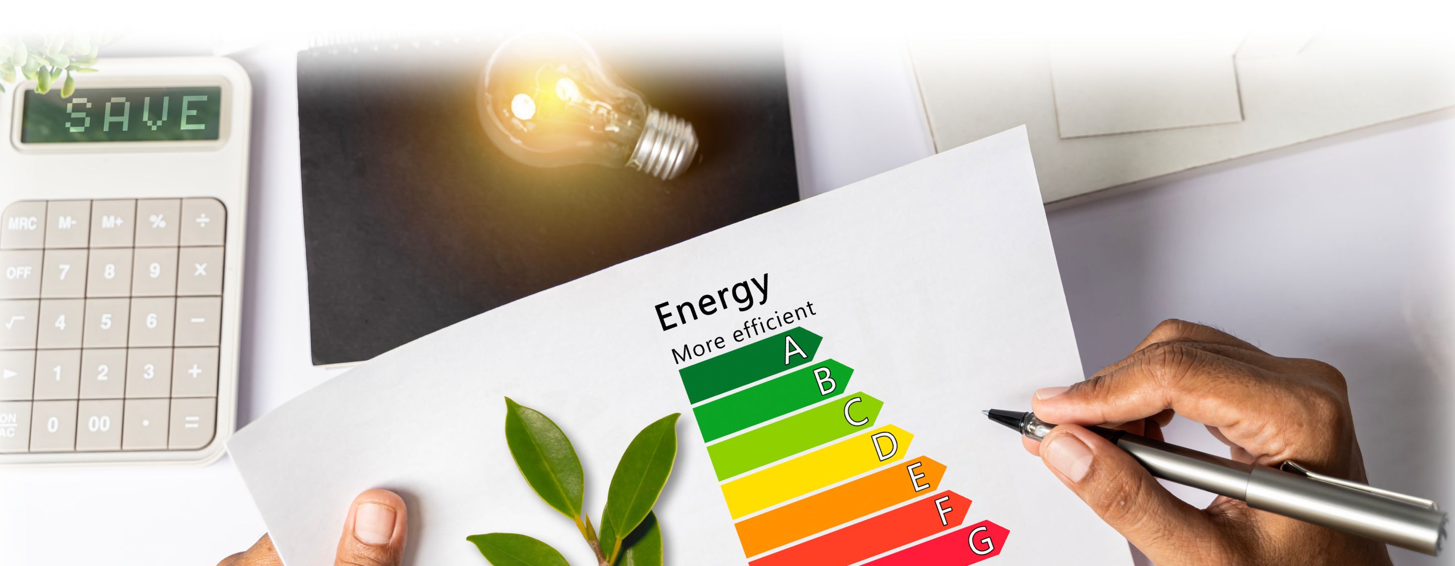 Grafico dell'efficienza energetica da tavolo con calcolatore del diagramma della casa Pannelli solari