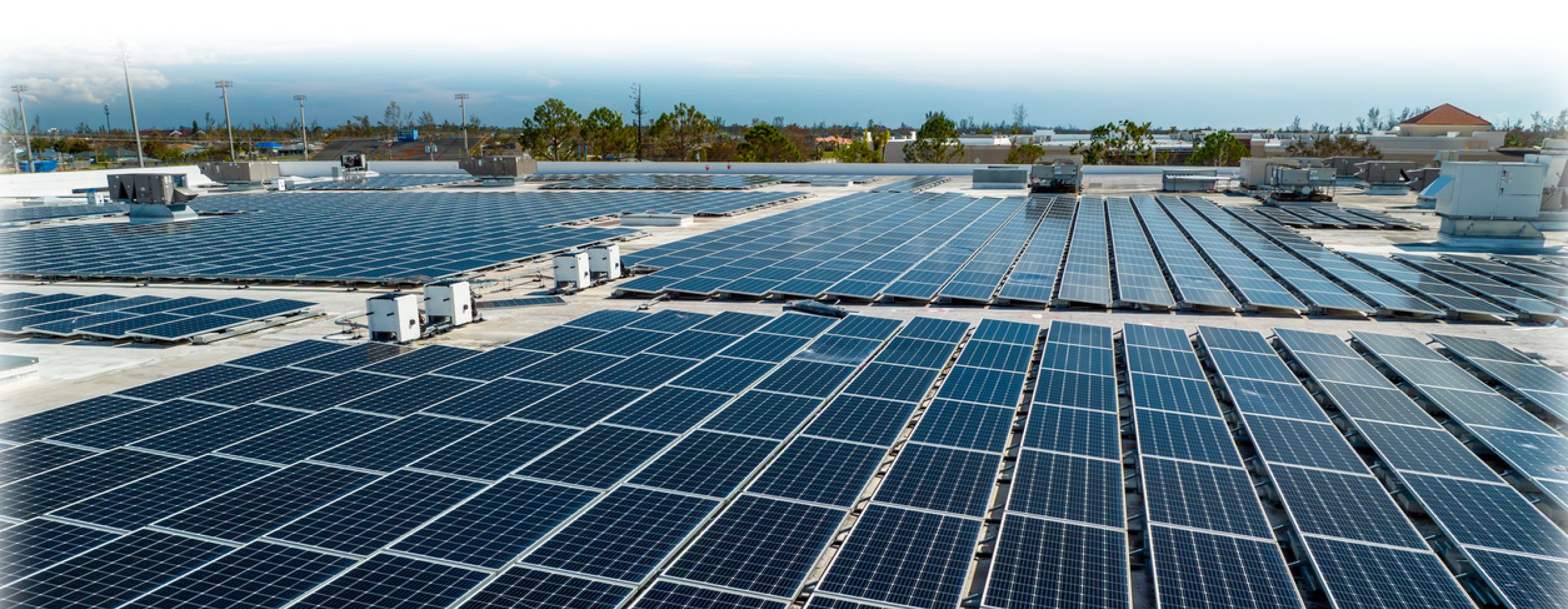 Vista aerea dei pannelli solari fotovoltaici sul tetto dell'edificio industriale