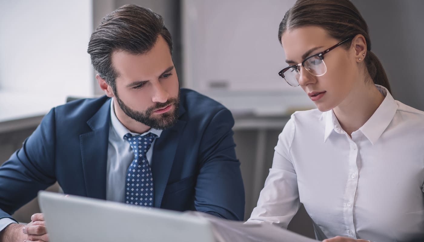 colleghi in ufficio controllano documenti