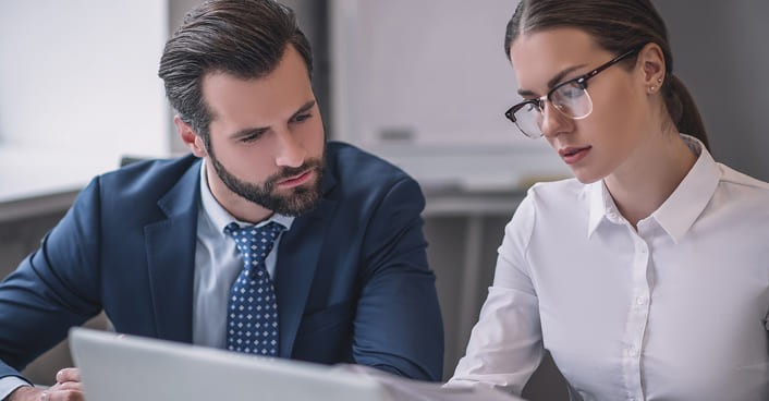 colleghi in ufficio controllano documenti