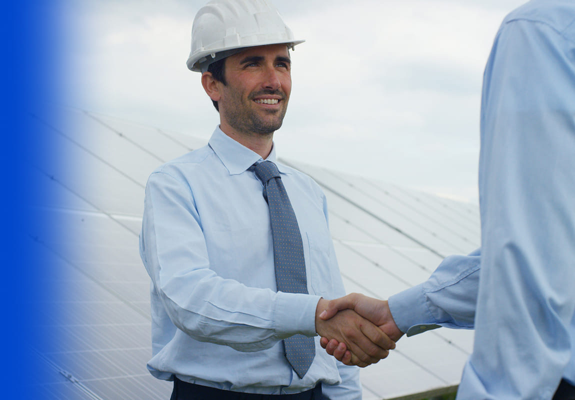 uomo con un abbigliamento professionale da cantiere