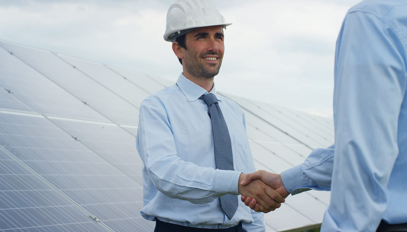 uomo con un abbigliamento professionale da cantiere