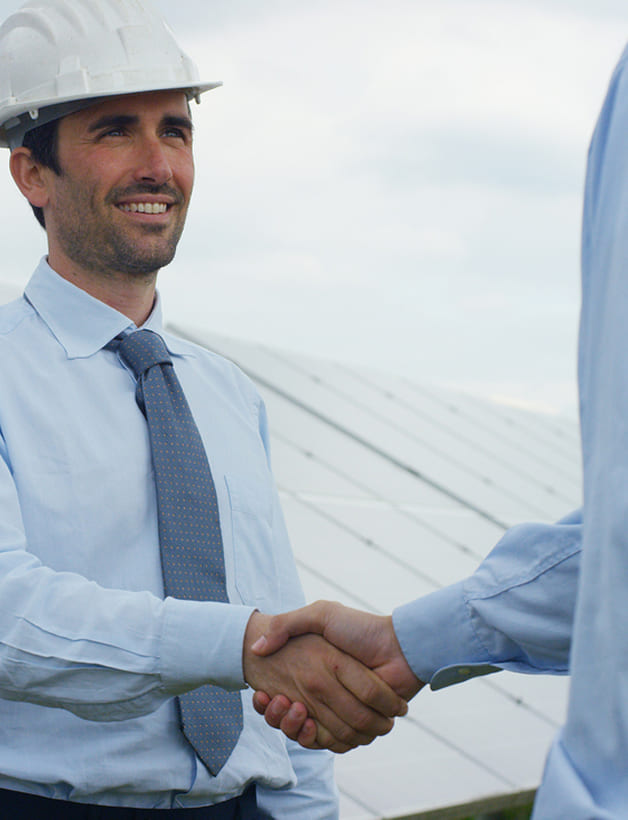 uomo con un abbigliamento professionale da cantiere