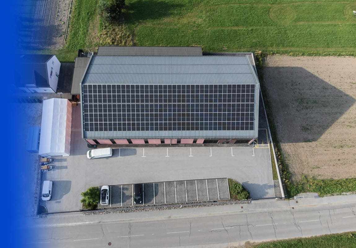 impianto fotovoltaico installato sul tetto di un capannone industriale.