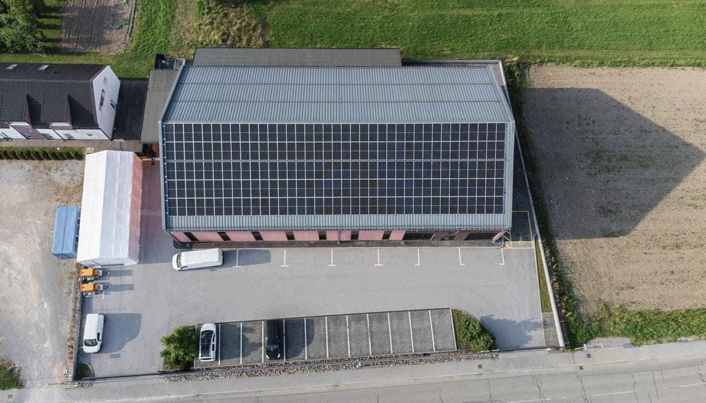 impianto fotovoltaico installato sul tetto di un capannone industriale.