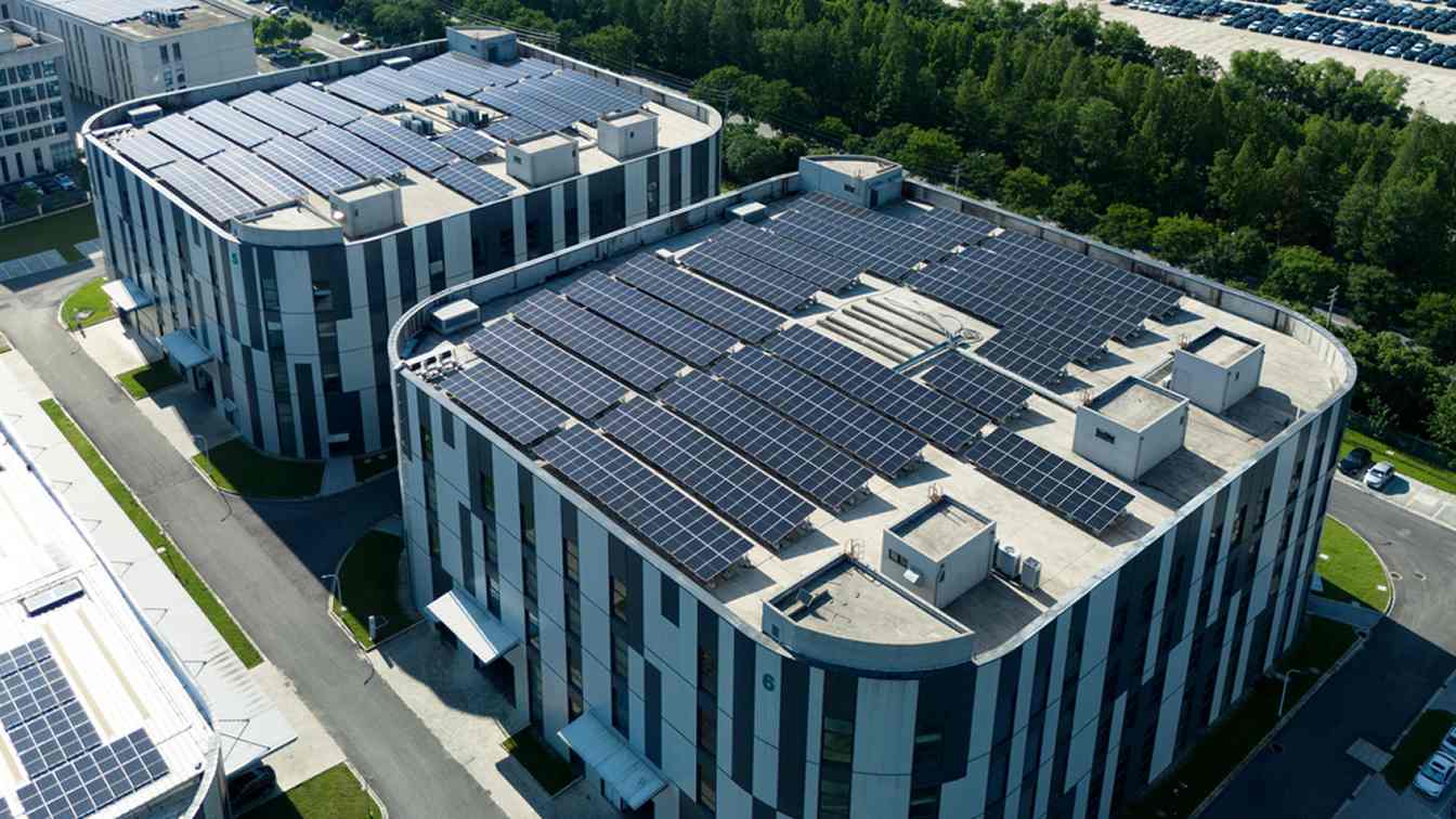 ampio impianto fotovoltaico su un tetto piano industriale
