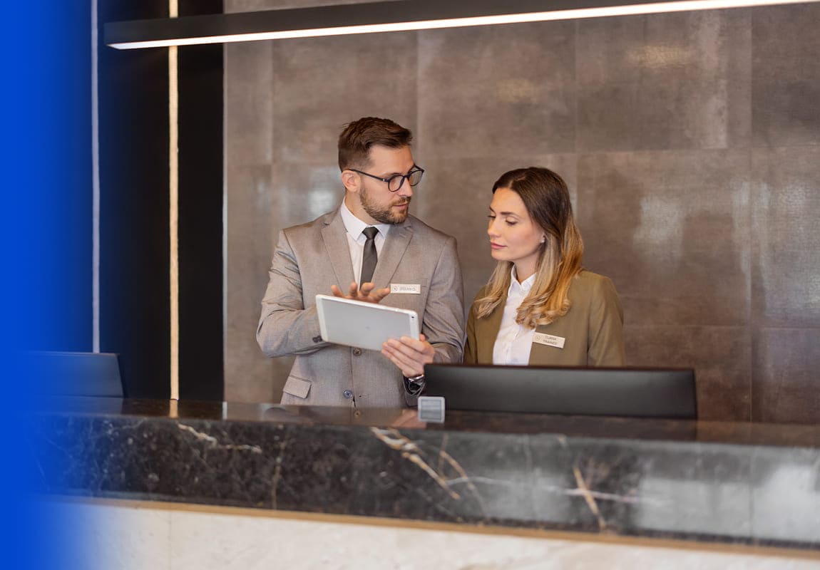 uomo e donna al desk di una reception