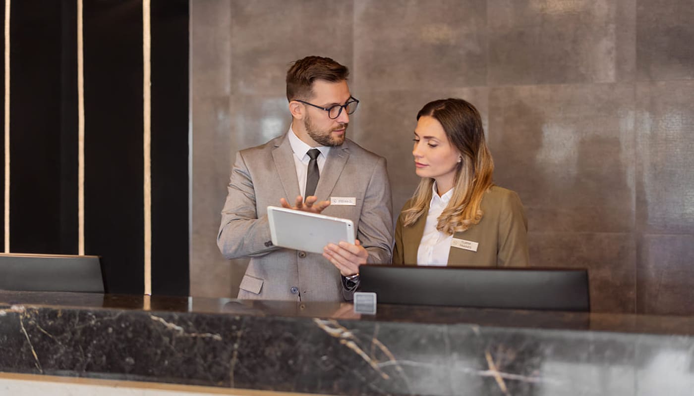 uomo e donna al desk di una reception
