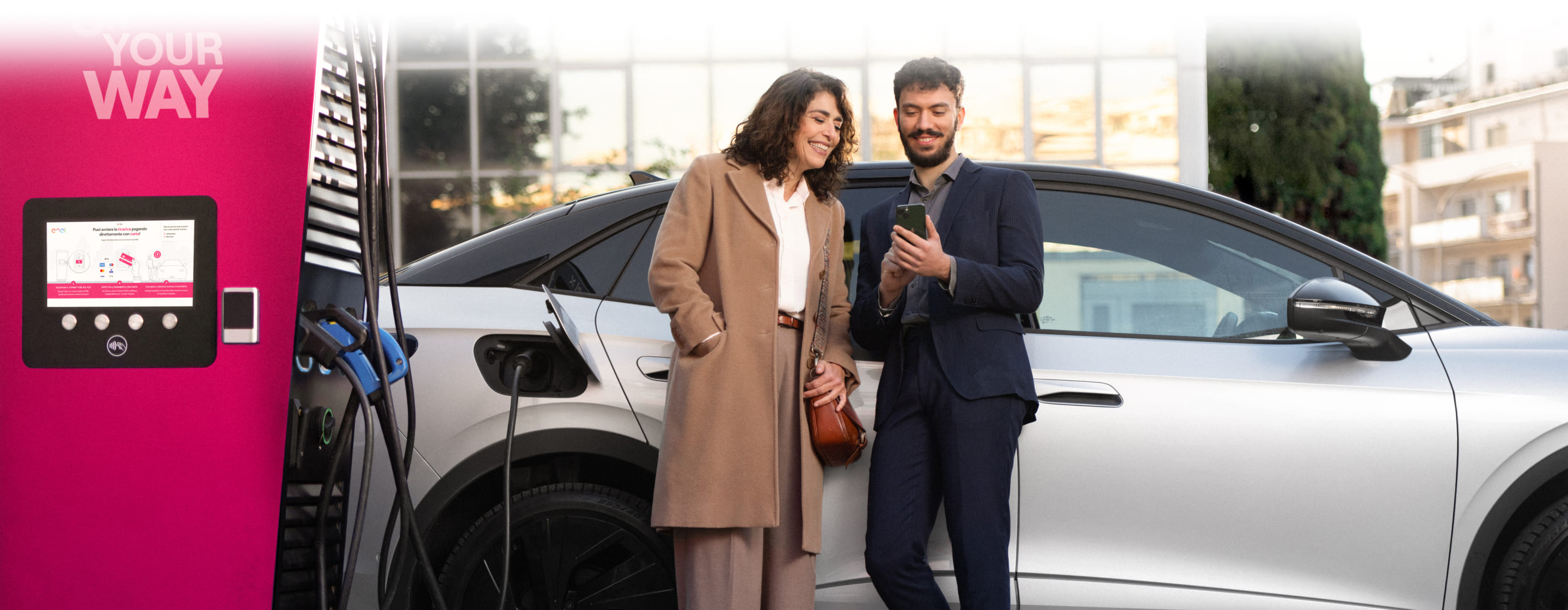 immagine macchina in ricarica con colonnina