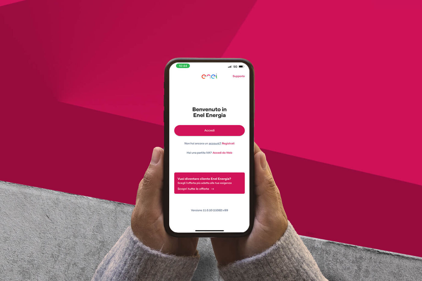 mani con telefono e schermata app enel energia