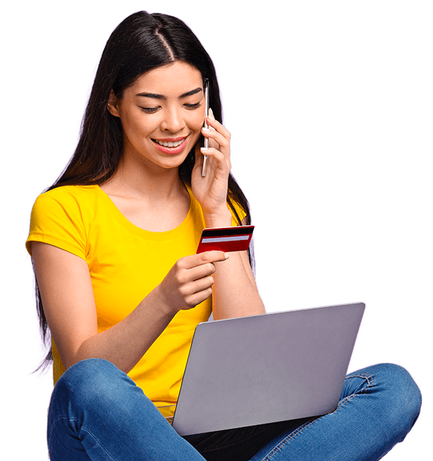 Ragazza al telefono con pc sulle gambe