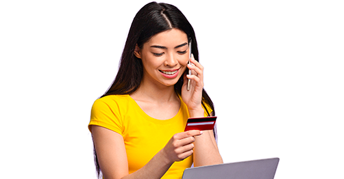 Ragazza al telefono con pc sulle gambe