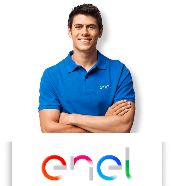 Ragazzo che indossa una polo con logo Enel