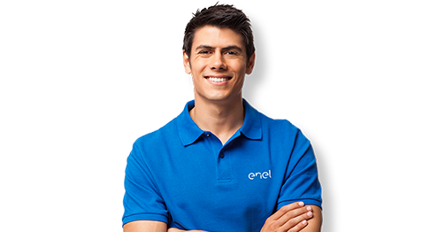 Ragazzo che indossa una polo con logo Enel