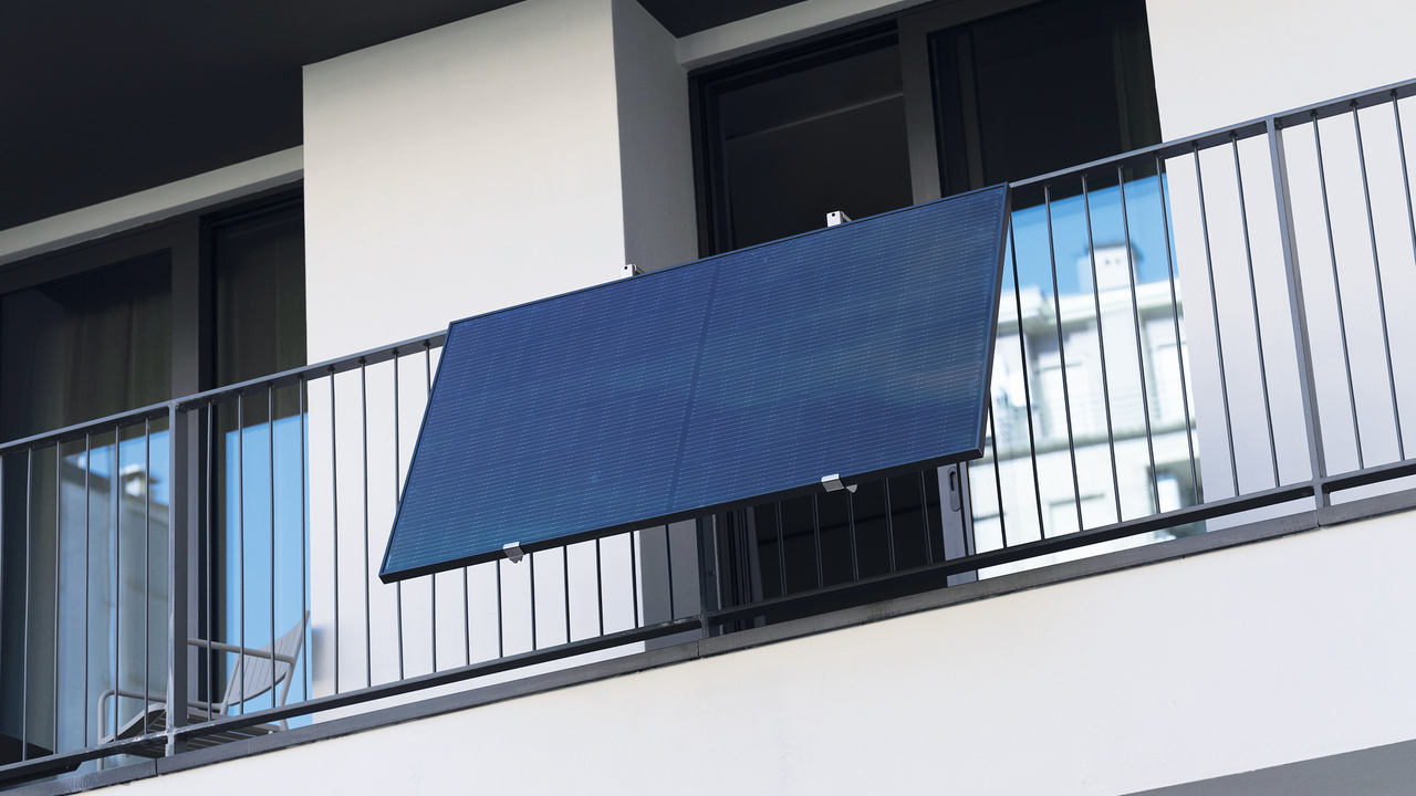 Pannello solare installato sulla ringhiera di un balcone