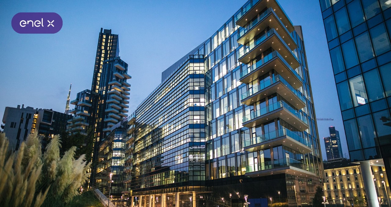 Efficienza energetica per le imprese Edificio a vetri illuminato di sera