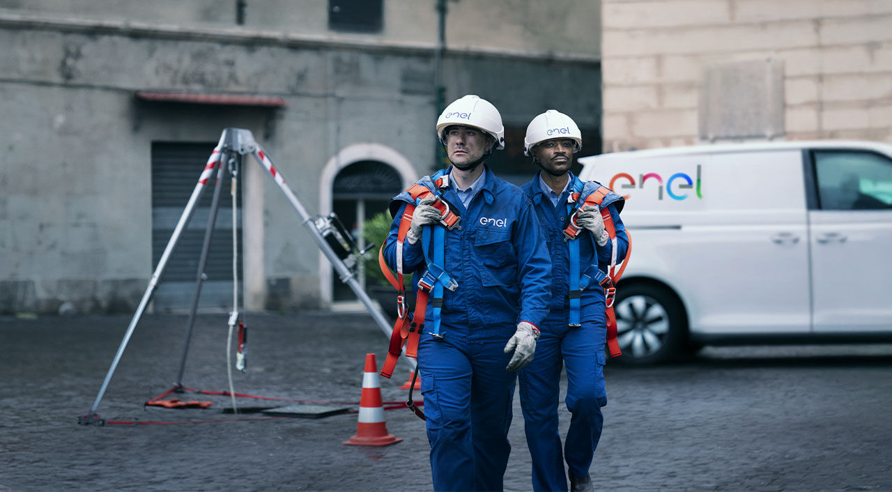 Efficienza energetica Edificio a vetri illuminato di sera