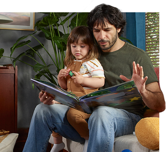 Papà e figlia leggono un libro in salotto